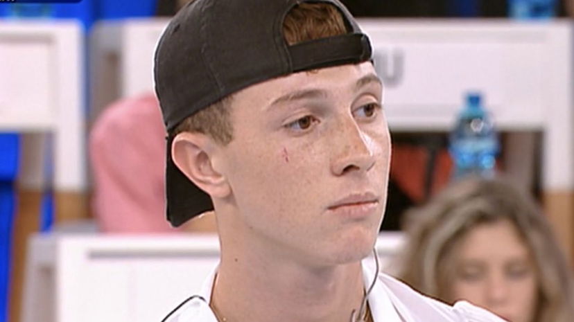 Wax si scorda del microfono acceso e offende un prof di Amici: “Serve provvedimento esemplare” preview