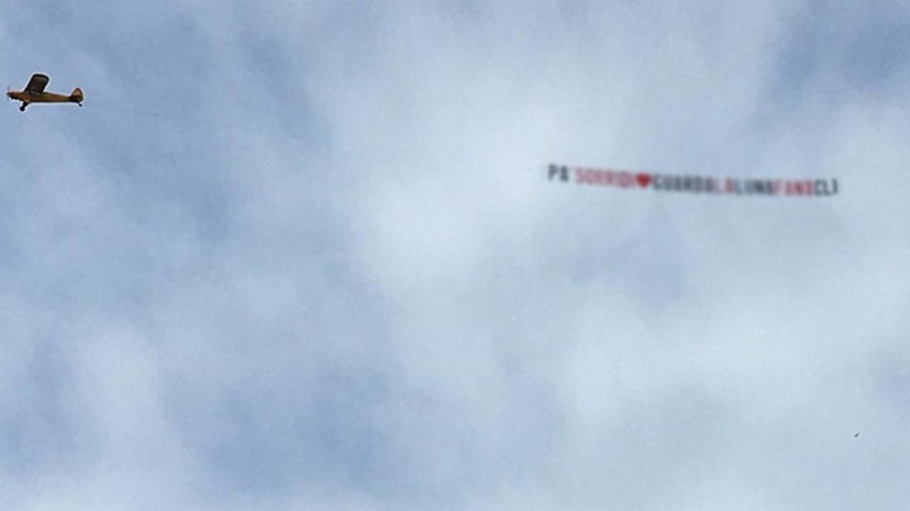 Aereo al Grande Fratello, ma i vipponi non lo hanno letto: ecco cosa c’era scritto preview