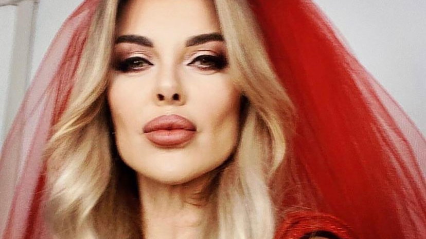 Alba Parietti: il suo show sulle drag slitta ancora e risponde a chi la paragona ad una trans preview