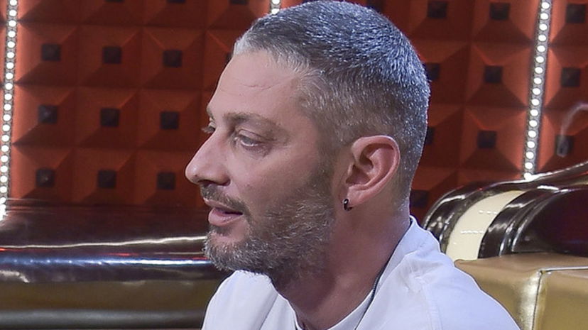 Edoardo Tavassi terrorizzato di ricevere una brutta accusa chiede aiuto in confessionale preview