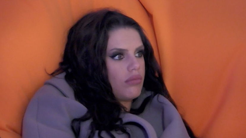 Fischi e applausi contro mandano in crisi Antonella: “Farò lo sciopero del silenzio” preview