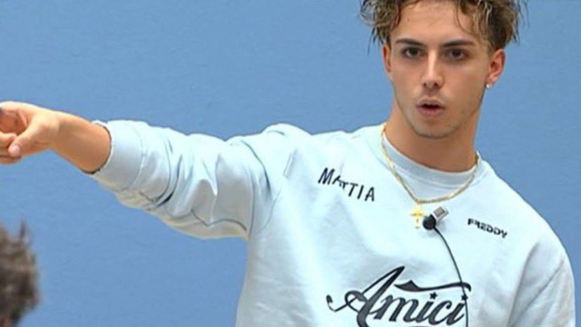 Mattia Zenzola difeso a spada tratta da Christian Stefanelli, che sbrocca contro una fan: “Ti serve la chirurgia plastica facciale” preview