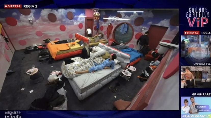 Microfoni accesi per sbaglio nella regia del GF Vip, frasi su un gieffino, che sbotta: “Siete delle M” preview