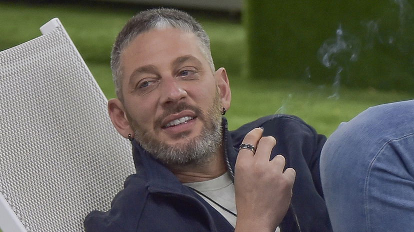 Tavassi si dichiara a una gieffina, che ricambia: nasce una coppia? preview