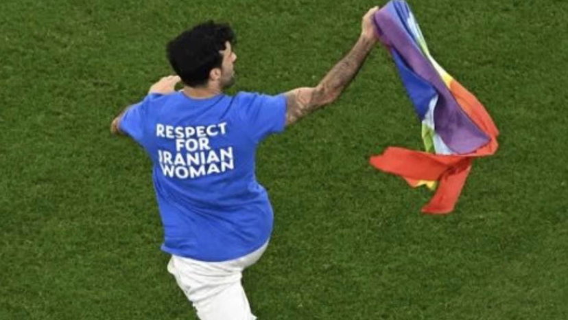 Mario Ferri invade il campo ai Mondiali in Qatar con una bandiera rainbow preview