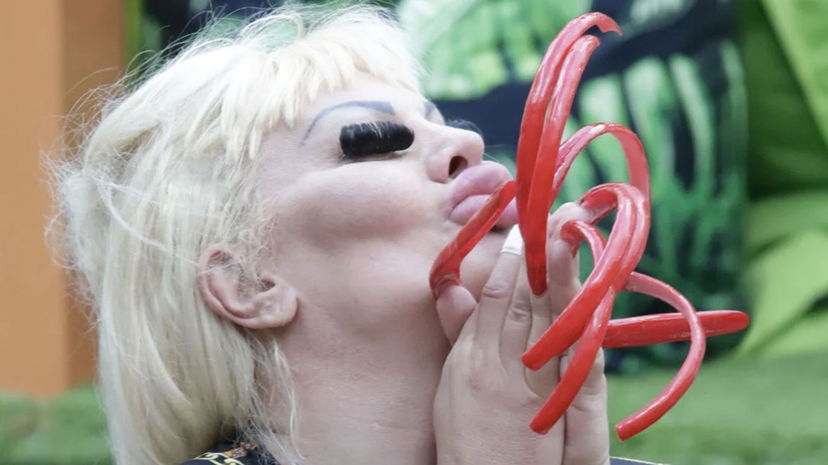 Una domanda sulle sue unghie fa sbottare Elenoire Ferruzzi con un hater preview