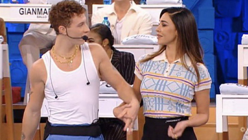 Wax incontra Belen e le chiede il numero di telefono, la reazione di lei preview