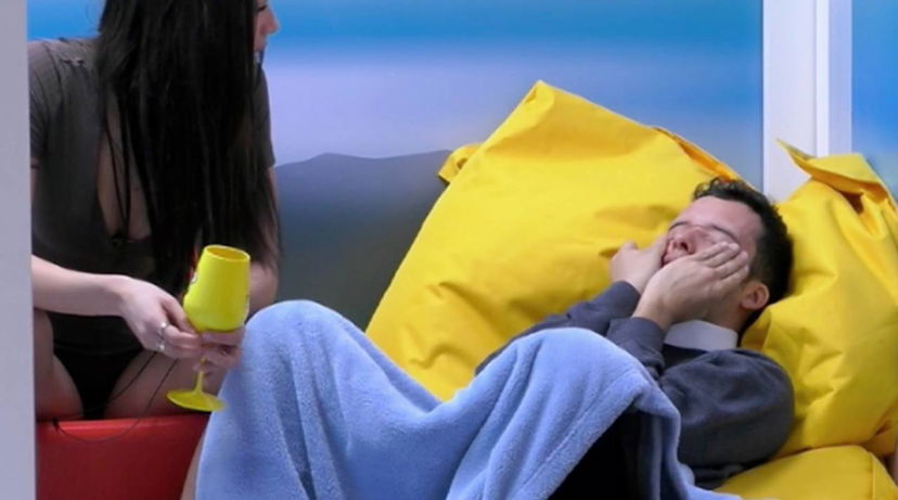 Donnamaria piange per Antonella, lei ride: “Perché sei felice se mi vedi stare male?” preview