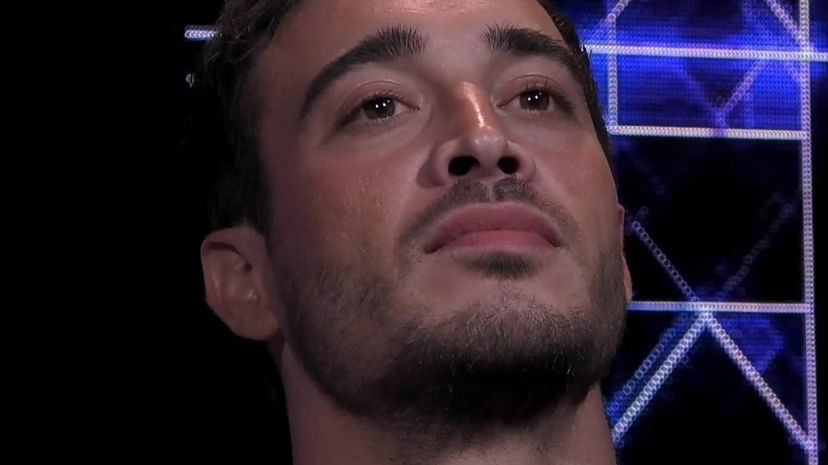 Antonino Spinalbese smontato da una vip: “Non ci andrei mai! Non mi fa sangue” preview