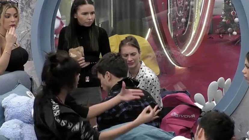 Dana Saber urla contro Nicole, catfight al GF Vip: “Pazza, non gridare, vattene” preview