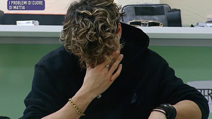 Mattia Zenzola piange con Maria De Filippi perché è stato lasciato e lei gli dà un consiglio preview