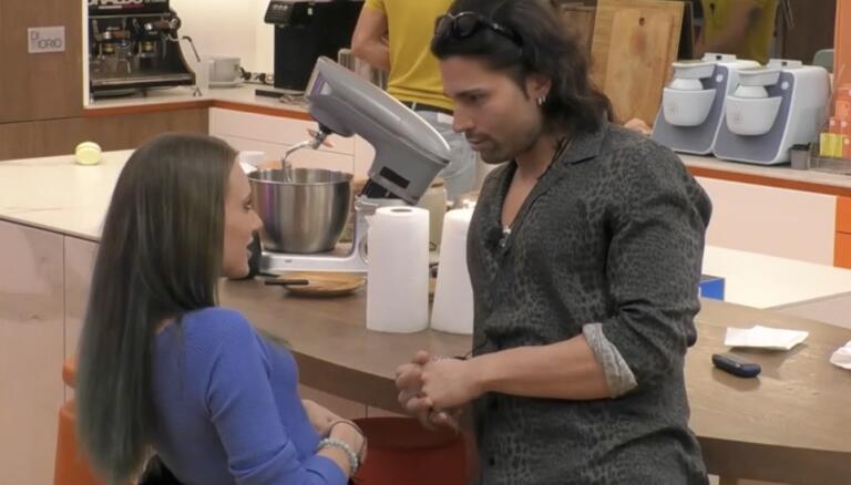 Nikita e Onestini ai ferri corti, ora anche lei prende le distanze: “Risposte vaghe, è pericoloso” Nikita e Onestini ai ferri corti, ora anche lei prende le distanze: “Risposte vaghe, è pericoloso”