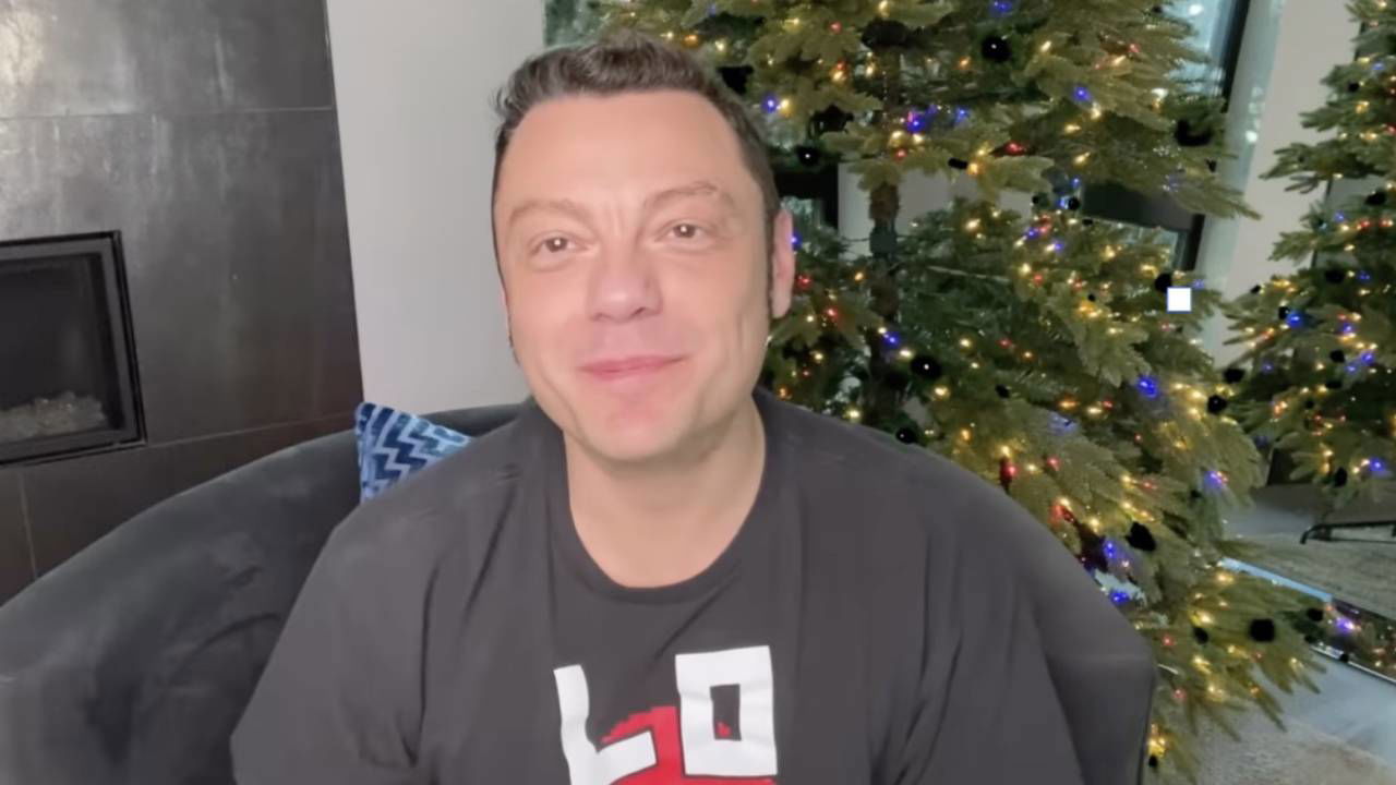 Tiziano Ferro tenta di fare una video intervista, ma sua figlia lo blocca