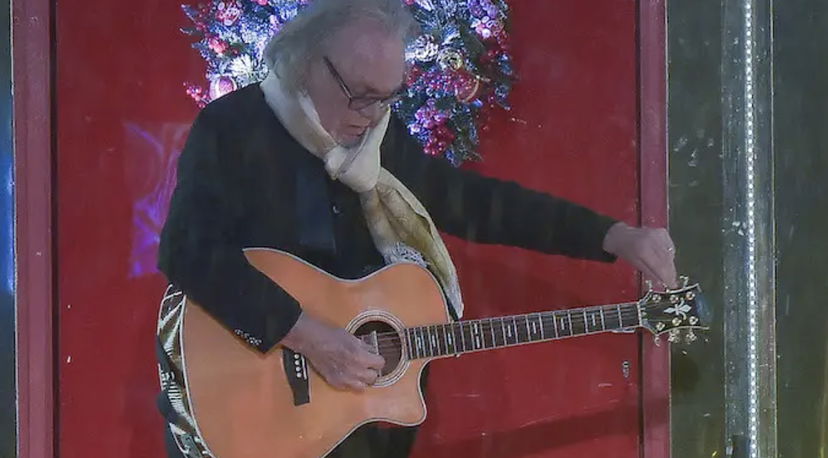 “Ha spaccato la chitarra in mille pezzi”, i rumor dopo la squalifica di Riccardo Fogli preview