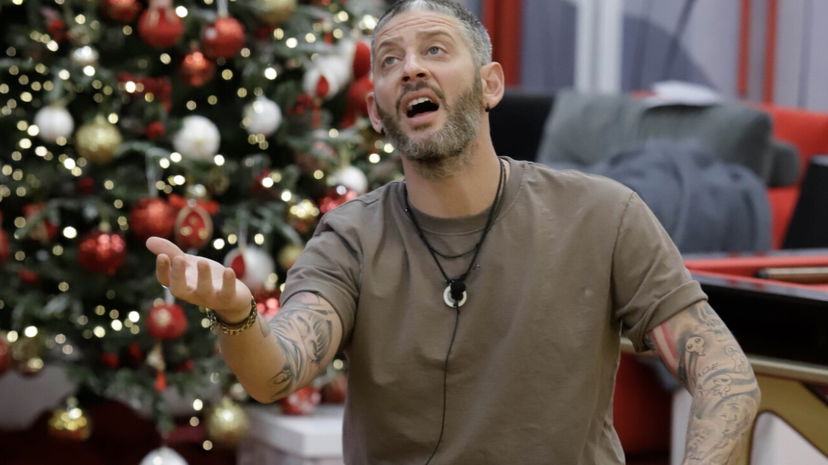 Riccardo Fogli squalificato: la reazione di Edoardo Tavassi è la più iconica preview