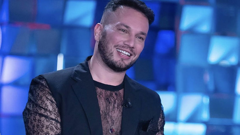 Antonino Spadaccino innamorato di uno impegnato con una donna: “Sta meglio con me!” preview
