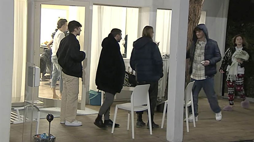 Casetta spaccata in due dopo capodanno, parlano gli alunni non coinvolti: “Gesto brutto, non abbiamo più paura” preview