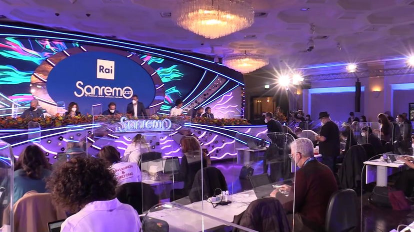 Giornalisti, retroscena su Sanremo: “Alcuni avevano già sentito i brani, le case discografiche..” preview