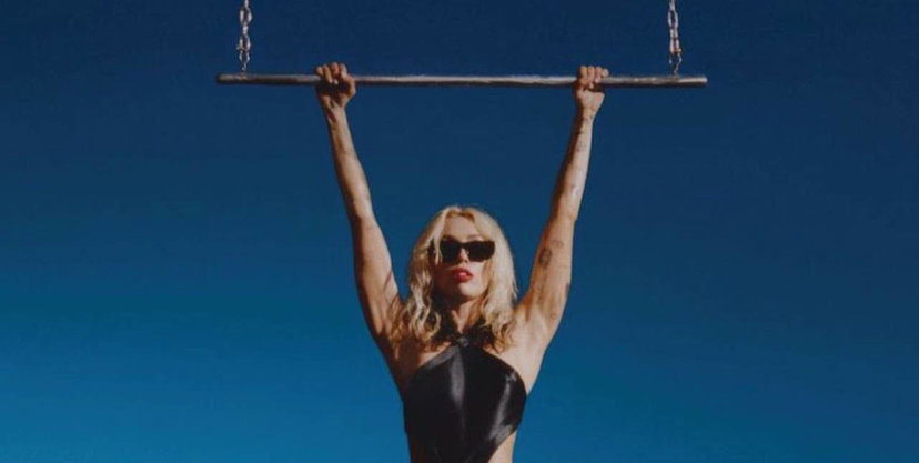 Miley Cyrus straccia ogni record con Flowers preview