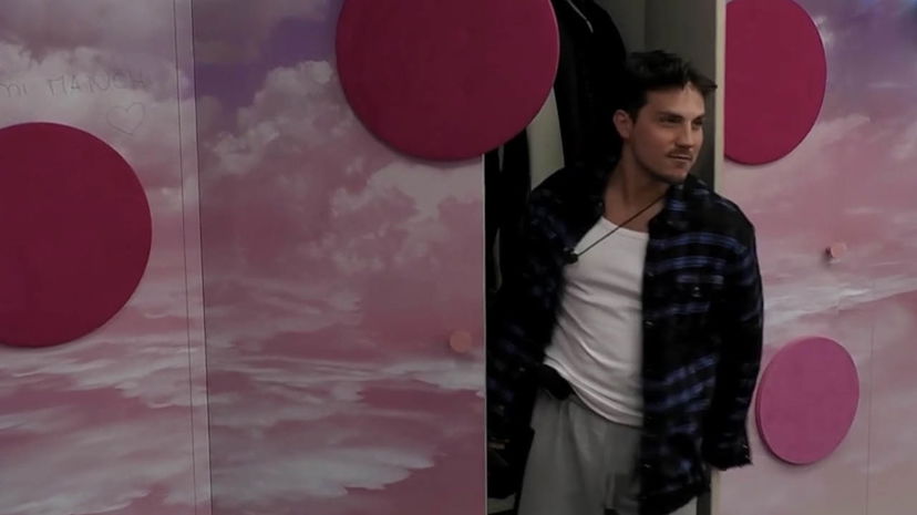 Oriana e Daniele non si trattengono più e si chiudono nell’armadio preview