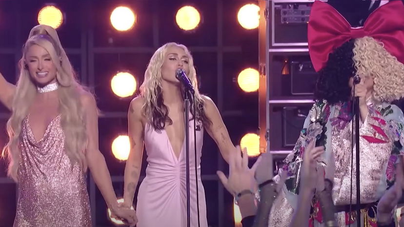 Paris Hilton, Miley Cyrus e Sia hanno cantato insieme Stars Are Blind preview