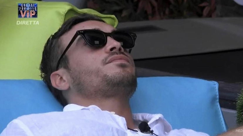 Spinalbese smascherato da Tavassi: “Tu in ospedale vedevi il GF Vip? Tu sai cose…” preview