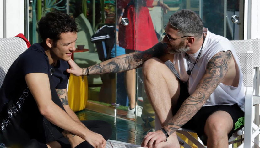 Alcune grida fuori dalla Casa mettono in guardia i vipponi da una concorrente: “Attenti!” preview