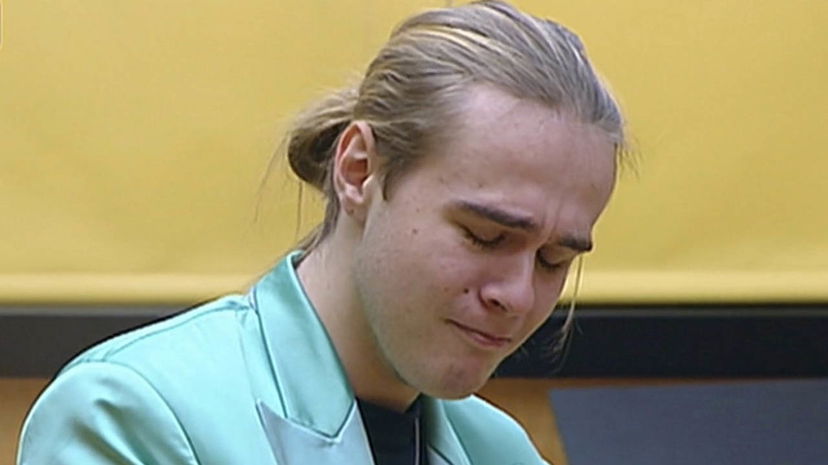 Aaron crolla e piange ad Amici: sfogo sui compagni di scuola preview