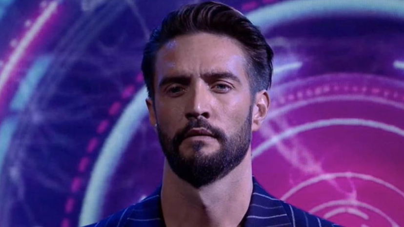 Alex Belli evocato al GF Vip 7, un gieffino lo deride, una confessa: “Bellissimo e sensuale” preview