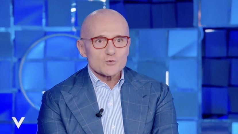 Signorini ricorda Costanzo: “Con Maria una coppia da sitcom, li divideva solo il gatto” preview