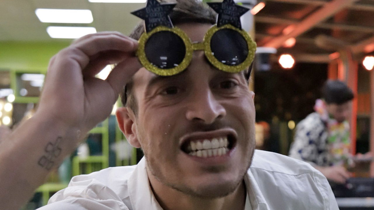 Antonino esce dalla casa del GF