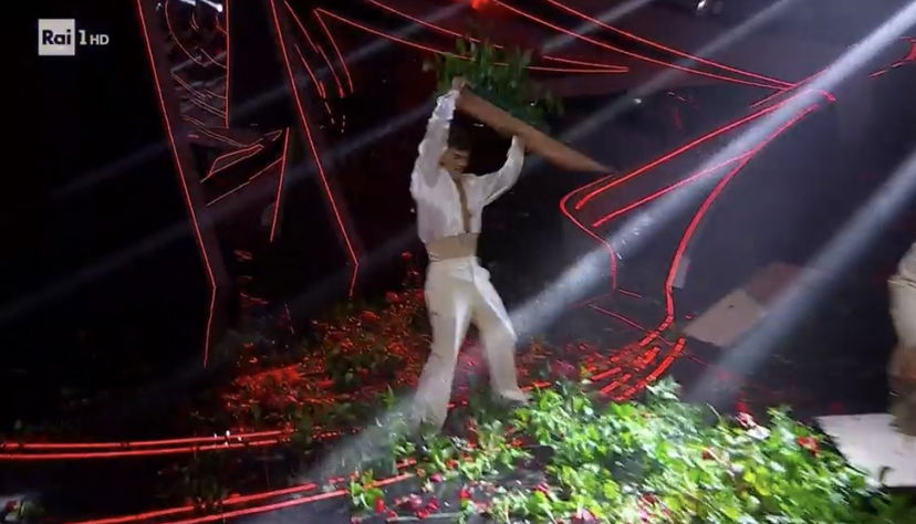 Fischi e urla contro Blanco che a Sanremo smette di cantare e distrugge la scenografia preview