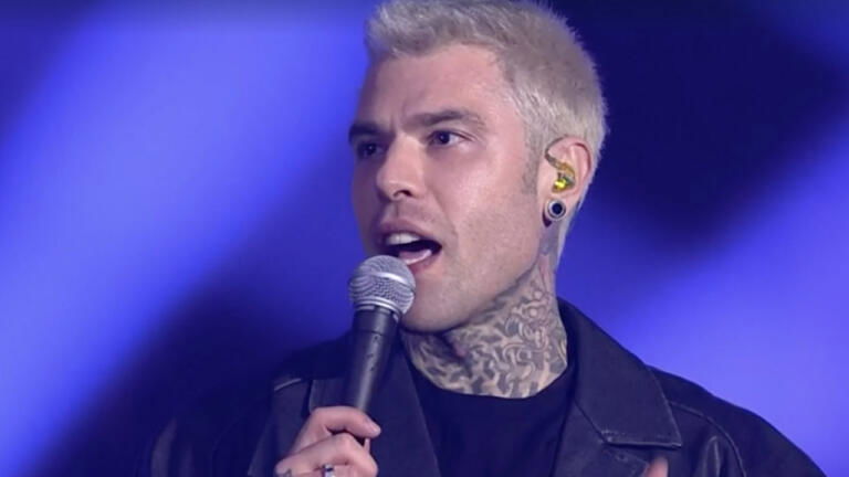 Frecciatine di Fedez a Sanremo: riferimenti e spiegazione del pezzo Frecciatine di Fedez a Sanremo: riferimenti e spiegazione del pezzo