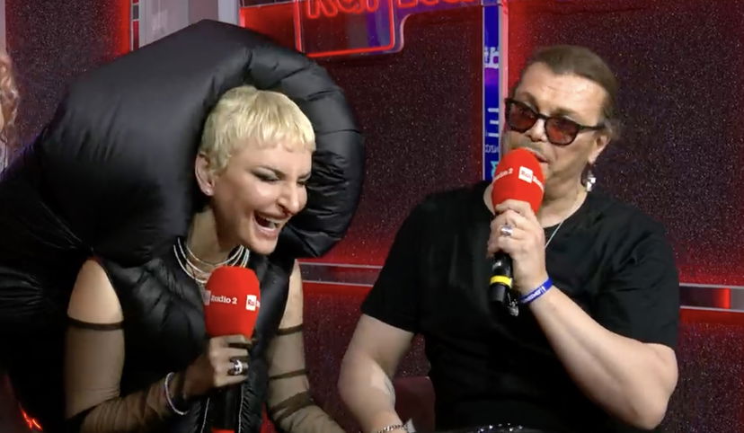 Grignani chiede ad Arisa di sposarlo, la loro intervista a Radio2 è surrealtà preview