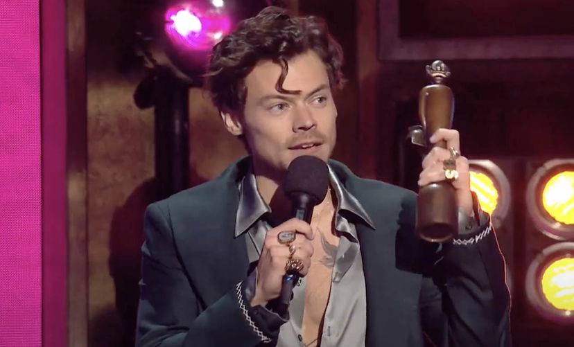 Harry Styles bacia un cantante famoso ai Brit Awards: lista dei vincitori preview