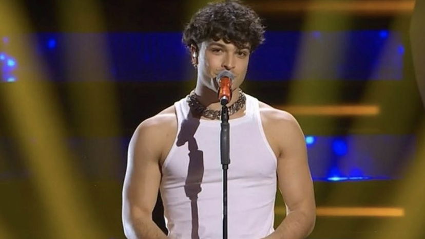 Leo Gassmann spalle e braccia in mostra, complimenti in tv: stylist si dissocia, lui spiega preview