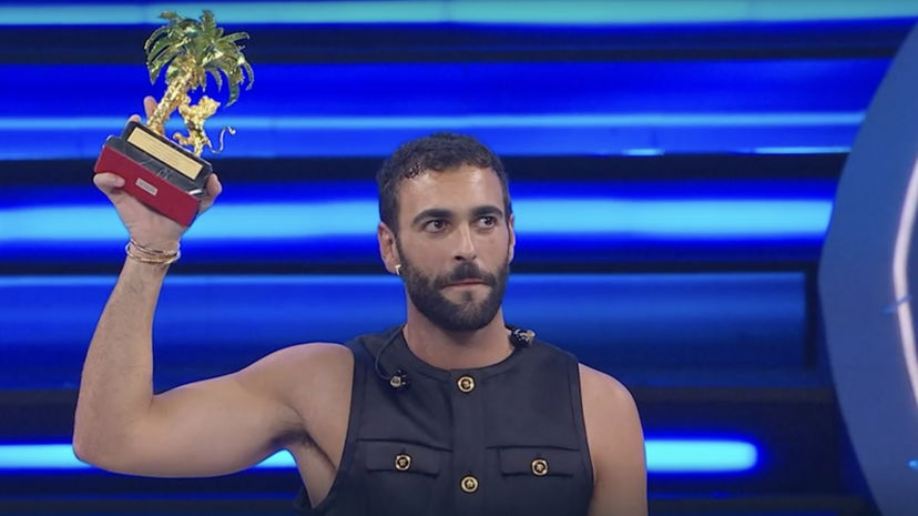 Marco Mengoni spalle e braccia in mostra: complimenti in tv e il passato di quando pesava 105 kg preview