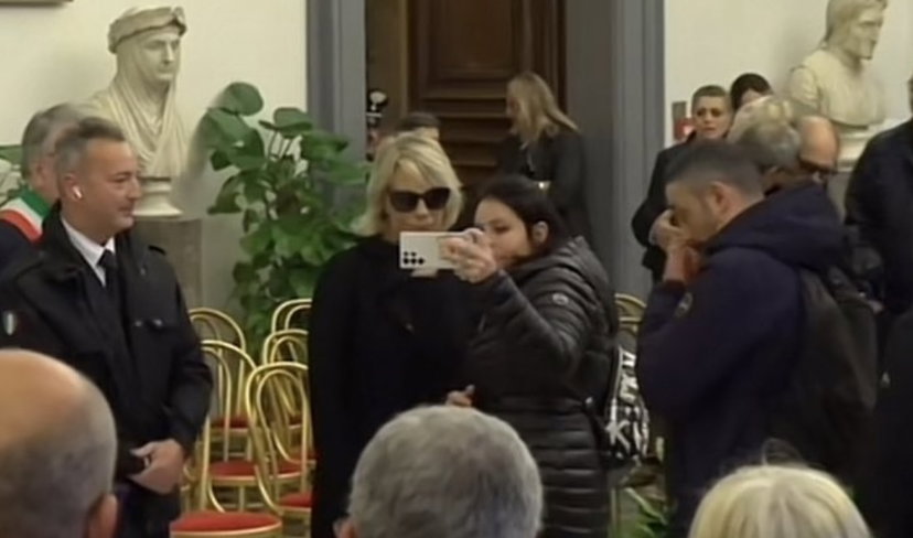 Maria De Filippi, selfie con i fan alla camera ardente: è polemica preview