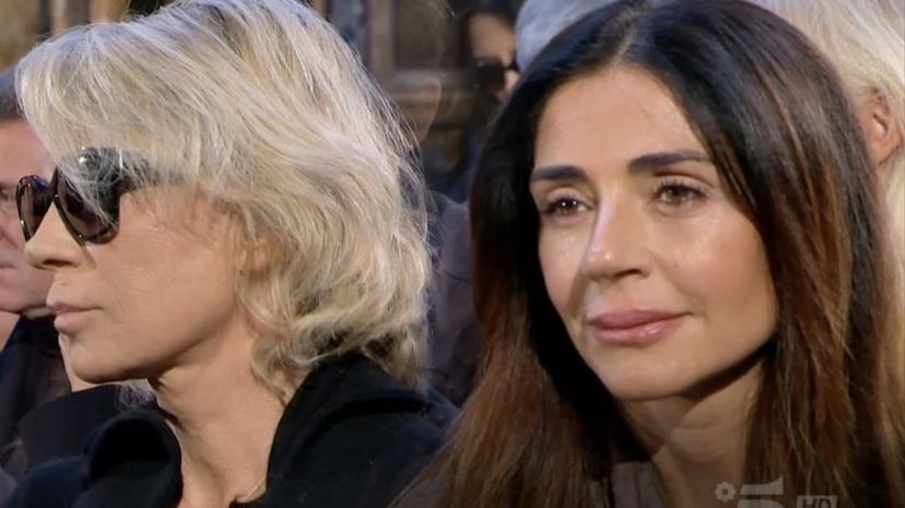 Raffaella Mennoia accanto a Maria al funerale di Costanzo, le belle parole sulla De FIlippi preview
