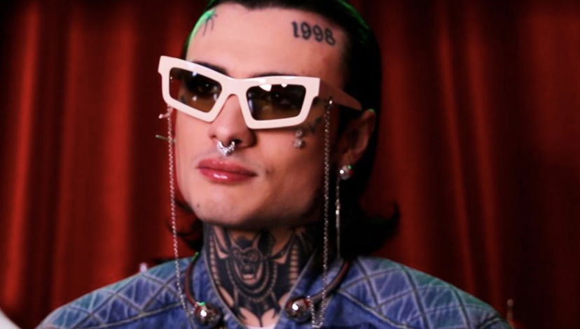 Rosa Chemical gay? Il cantante parla del suo orientamento e spiega perché cita i piedi in Made In Italy preview