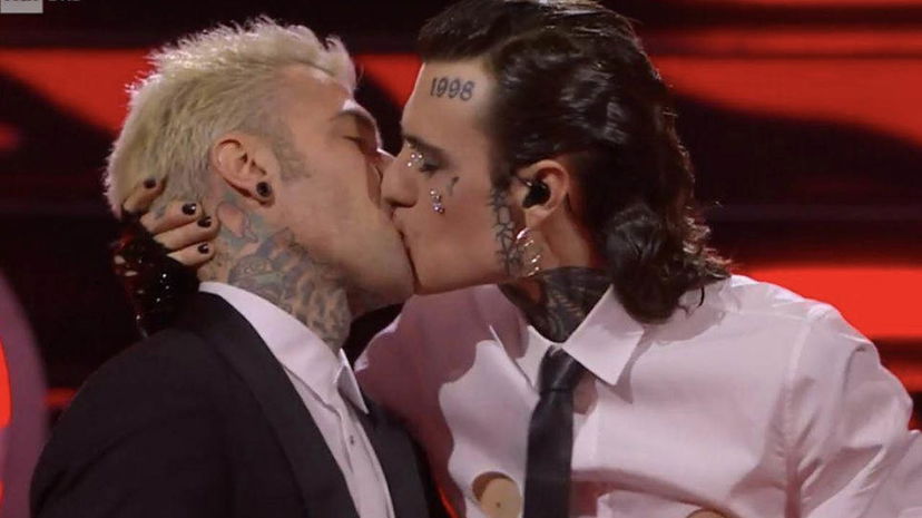 Limone sul palco dell’Ariston, Rosa Chemical bacia Fedez preview
