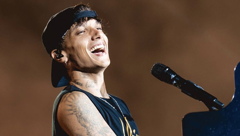 Ultimo a Sanremo quattro anni dopo il pugno in albergo e le offese ai giornalisti preview