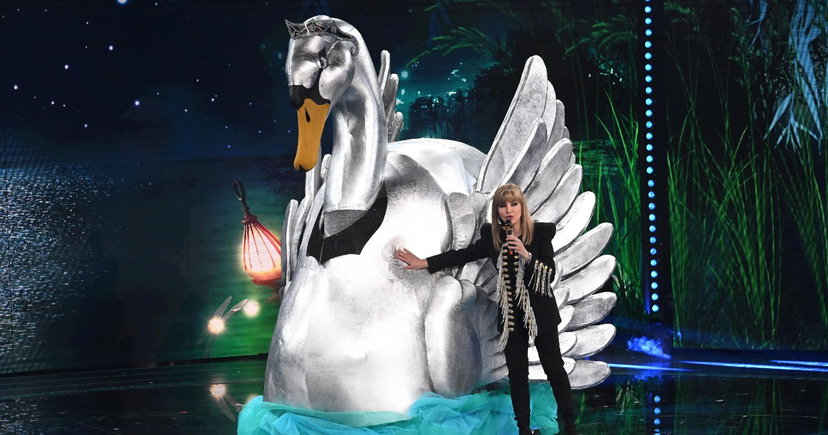 “Compriamo le maschere su Amazon”, un insider rivela i retroscena del Cantante Mascherato preview