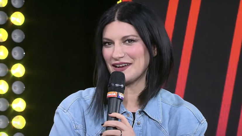 Laura Pausini senza freni: “Cantano cani e porci’ – ecco con chi ce l’ha preview