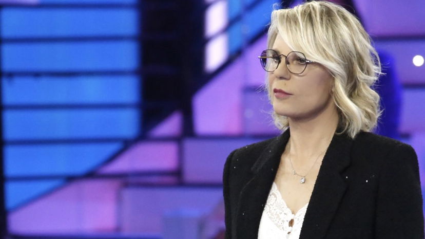 Maria De Filippi si collega con la casetta di Amici e riceve l’applauso del pubblico preview