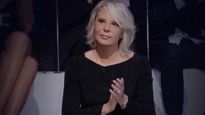 Maria De Filippi, il bel gesto per un collega mentre dava l’addio a Costanzo preview