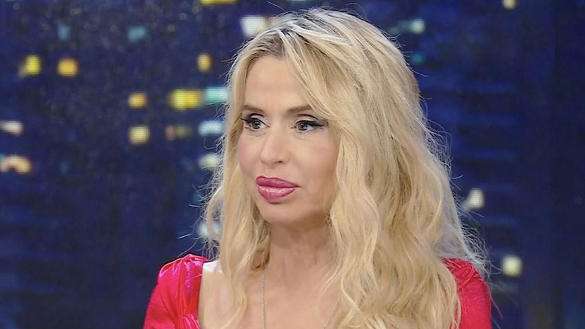 Valeria Marini sotto una maschera de Il Cantante Mascherato? La risposta preview