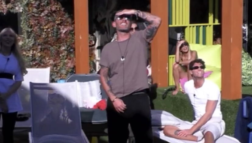 Aereo dei Donnalisi contro i vipponi in Casa, Oriana: “Ma veramente avete pagato per questo?” preview