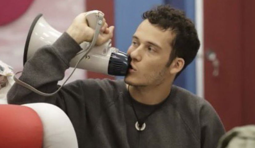 Edoardo col megafono in piena notte fuori la Casa del GFVip preview