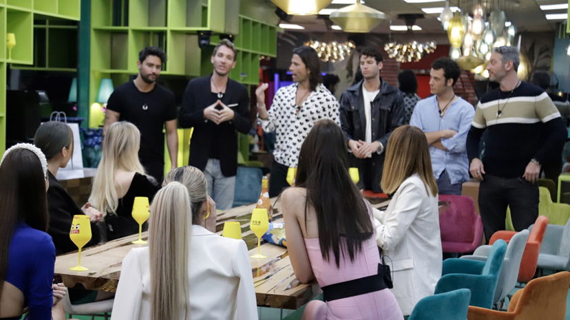 Tatuaggi coperti e niente orecchini vistosi per uomini al GF Vip? Scoppia la polemica preview